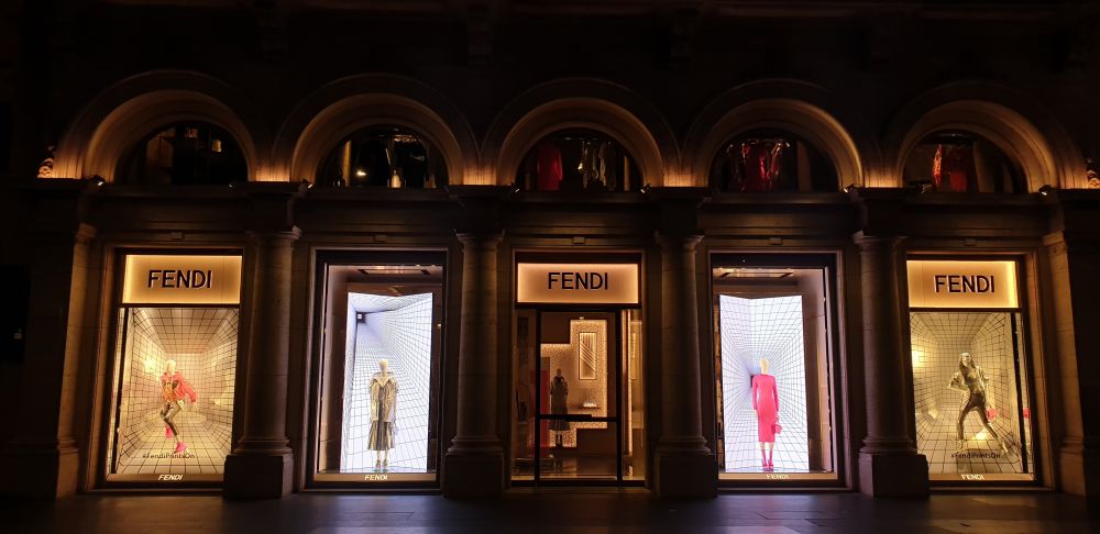 Figura 2 Vetrine Fendi Figura 2 Vetrine Fendi